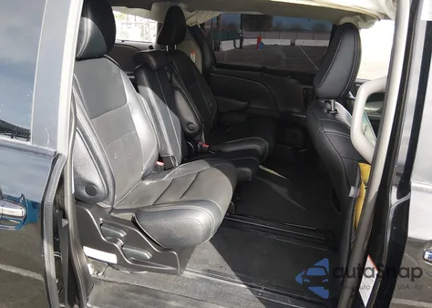 2015 Toyota Sienna Se Premium 8 Passenger z USA, uszkodzony, nr VIN 5TDXK3DC1FS593873